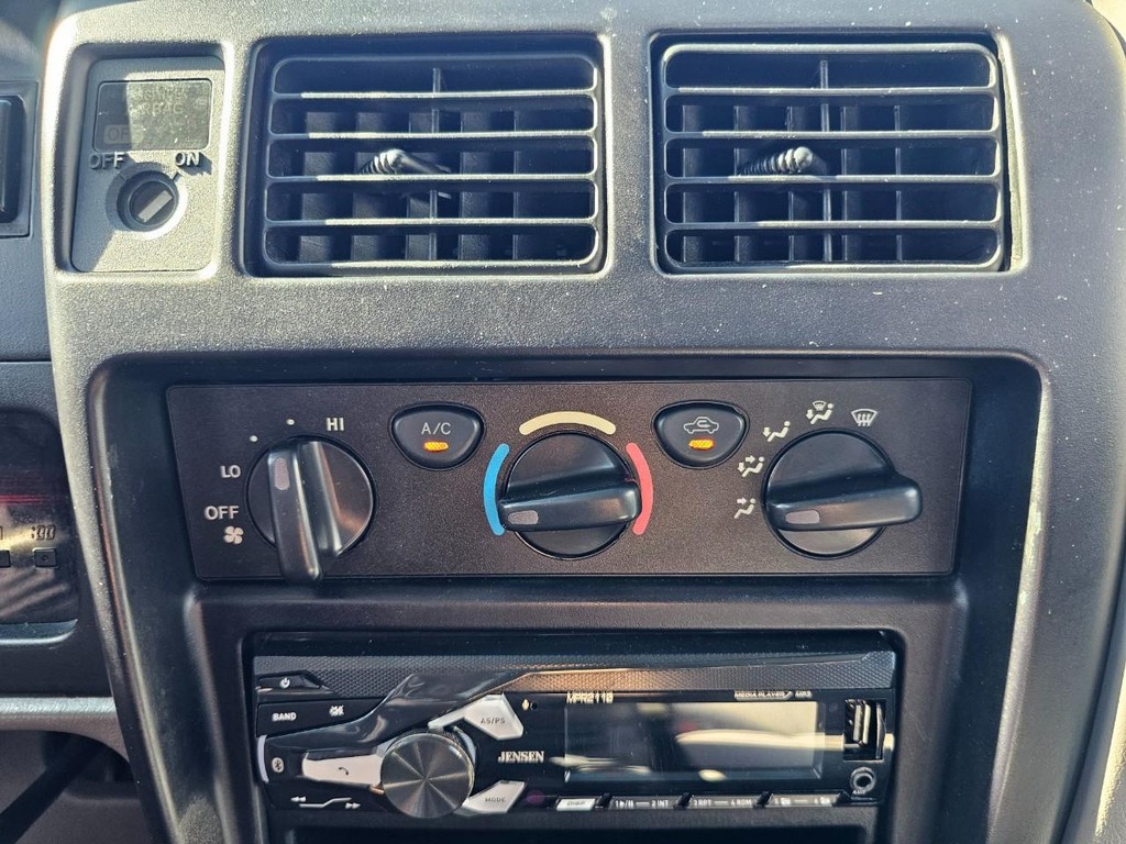 Toyota Tacoma Vehicle Full-screen Gallery Image 20