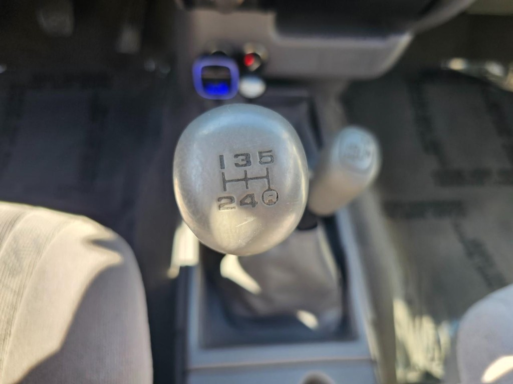 Toyota Tacoma Vehicle Full-screen Gallery Image 23