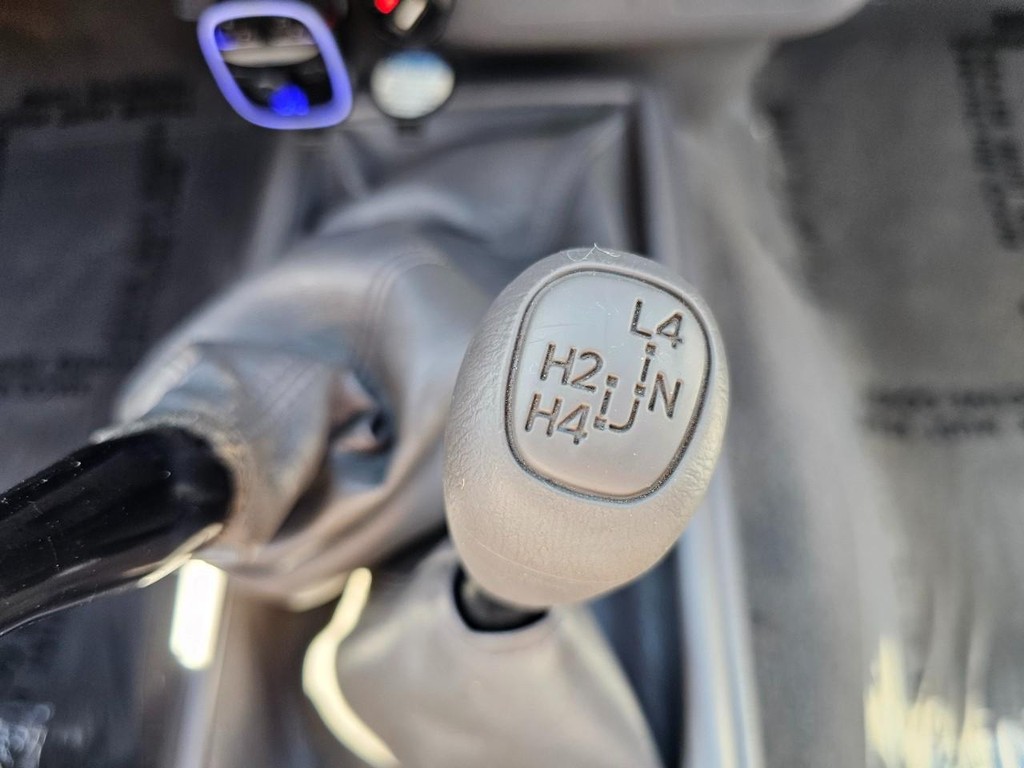 Toyota Tacoma Vehicle Full-screen Gallery Image 24