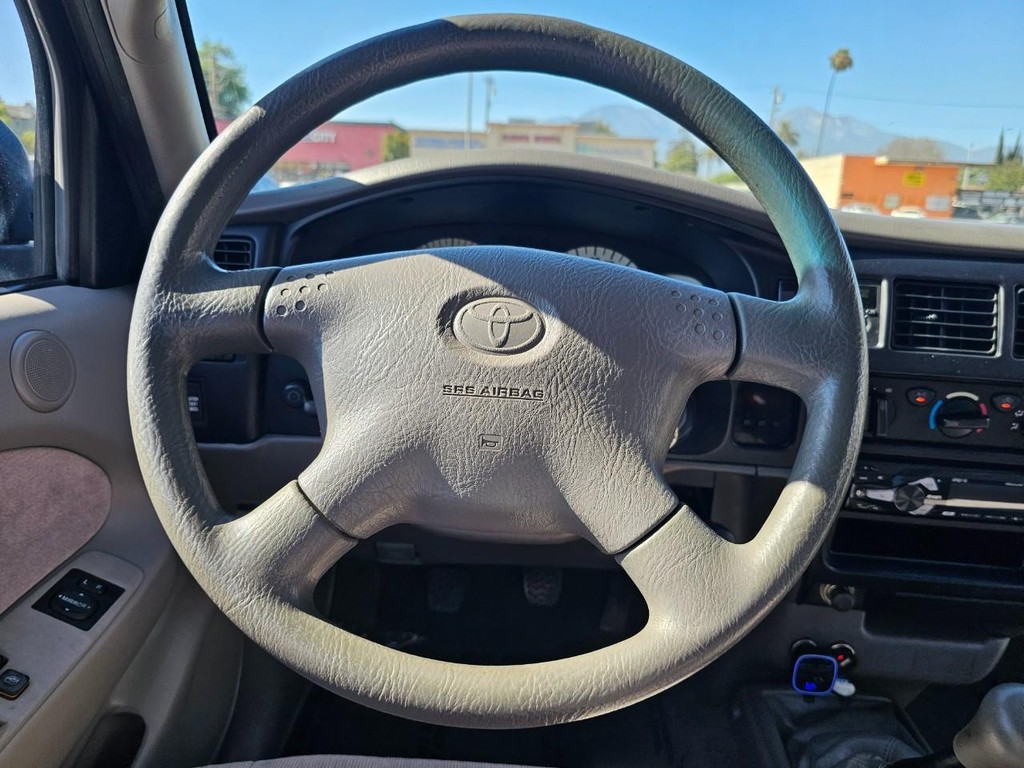 Toyota Tacoma Vehicle Full-screen Gallery Image 25