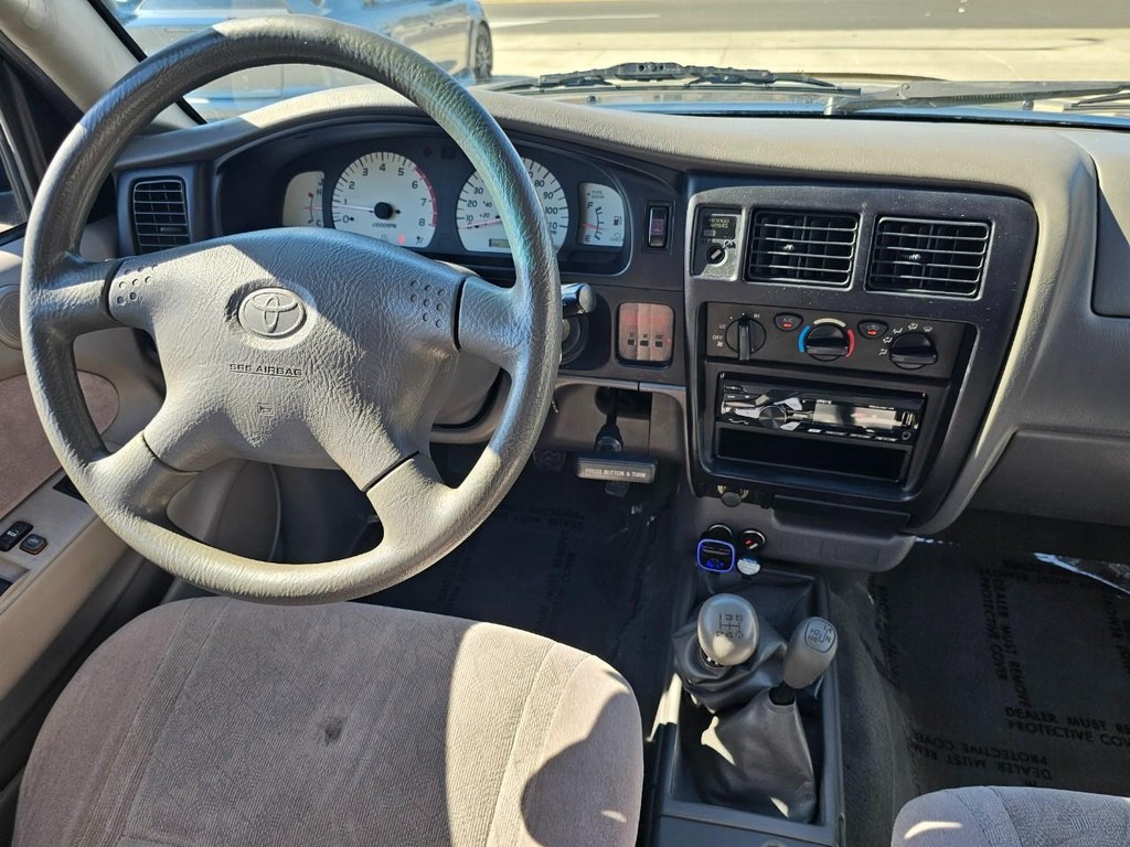 Toyota Tacoma Vehicle Full-screen Gallery Image 26