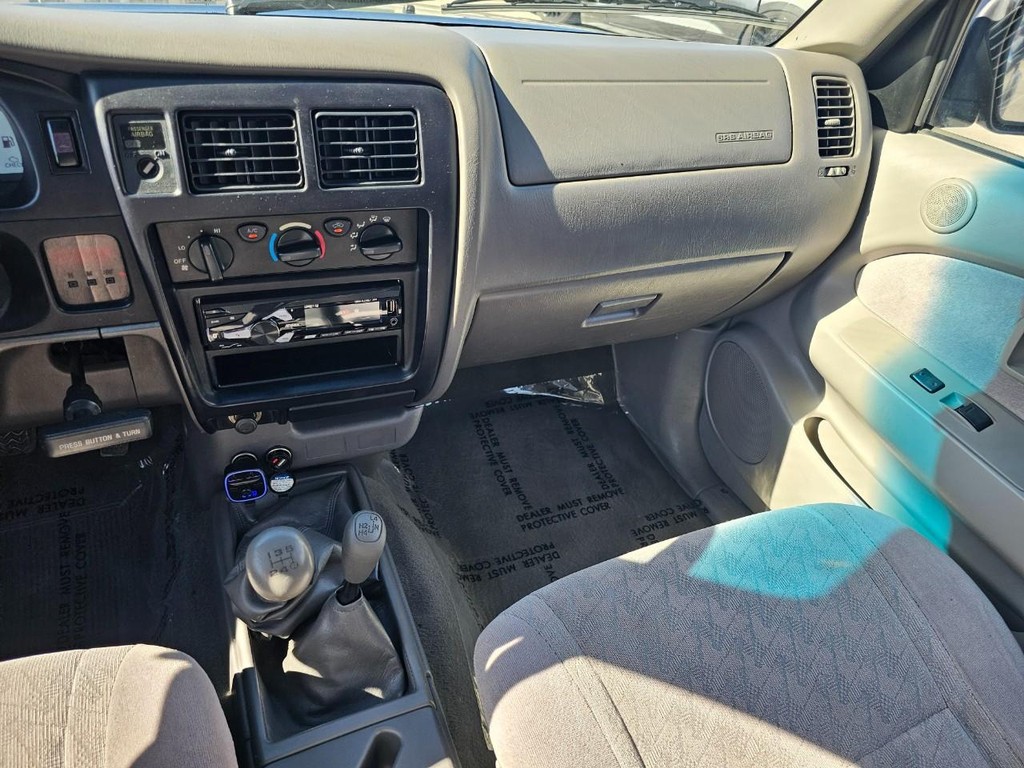 Toyota Tacoma Vehicle Full-screen Gallery Image 27