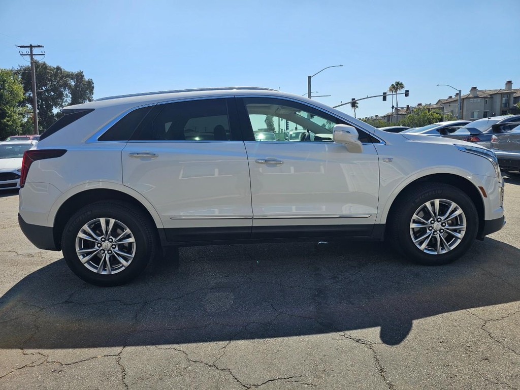 Cadillac XT5 Vehicle Full-screen Gallery Image 6