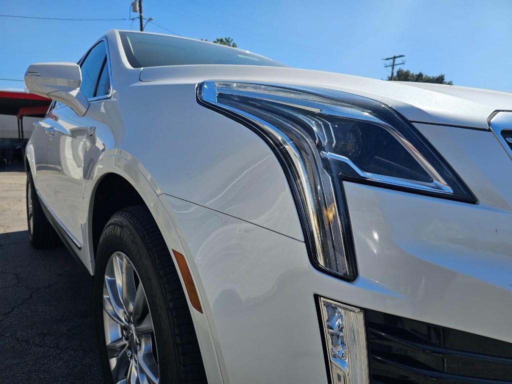 Cadillac XT5 Vehicle Full-screen Gallery Image 9
