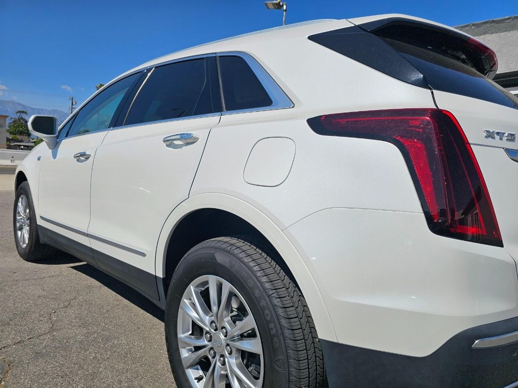 Cadillac XT5 Vehicle Full-screen Gallery Image 11