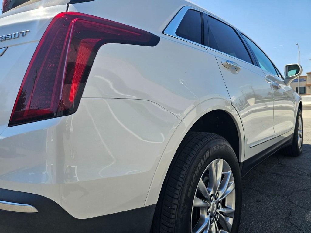 Cadillac XT5 Vehicle Full-screen Gallery Image 12