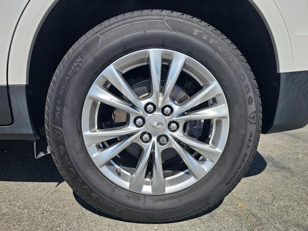 Cadillac XT5 Vehicle Full-screen Gallery Image 16