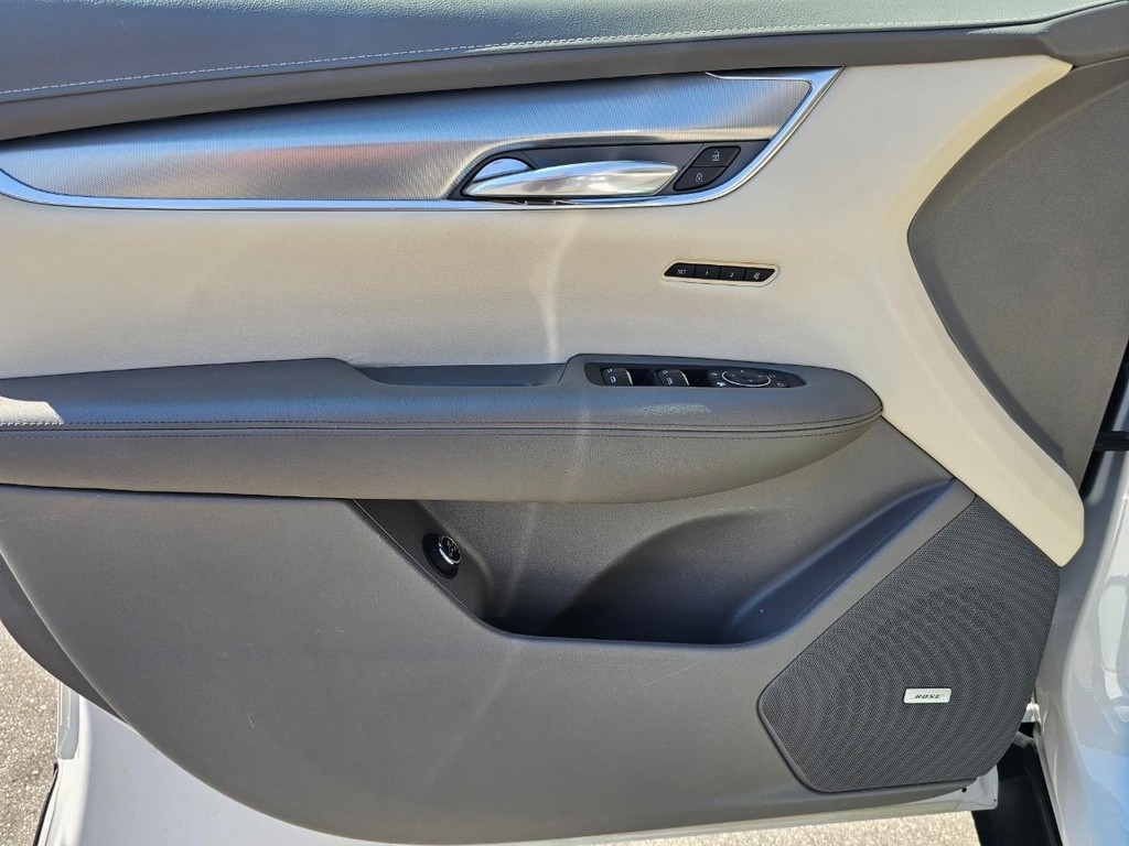 Cadillac XT5 Vehicle Full-screen Gallery Image 17
