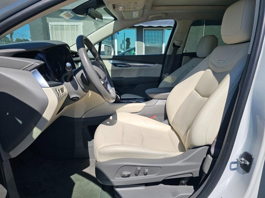 Cadillac XT5 Vehicle Full-screen Gallery Image 18