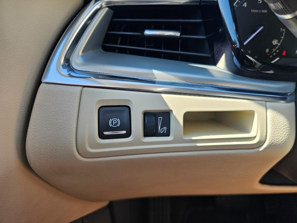Cadillac XT5 Vehicle Full-screen Gallery Image 19