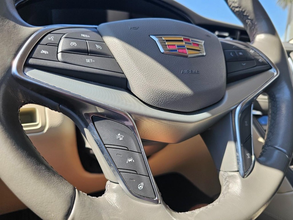 Cadillac XT5 Vehicle Full-screen Gallery Image 20