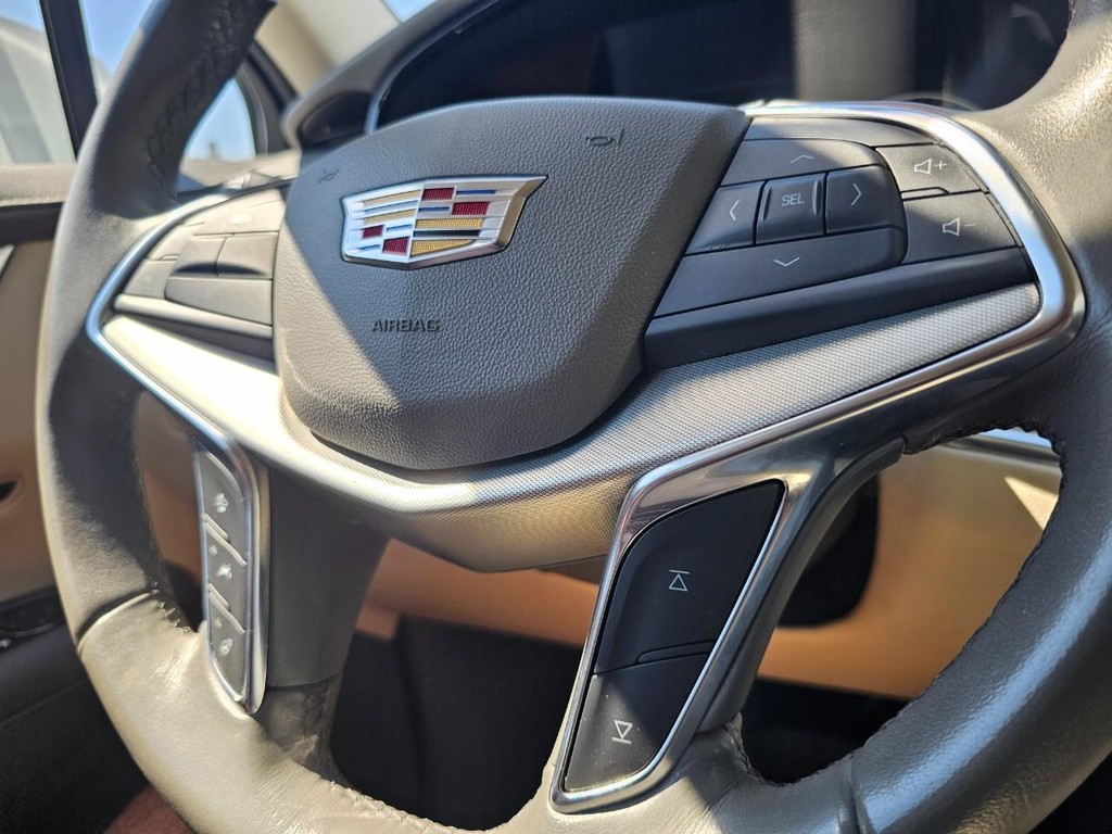 Cadillac XT5 Vehicle Full-screen Gallery Image 21