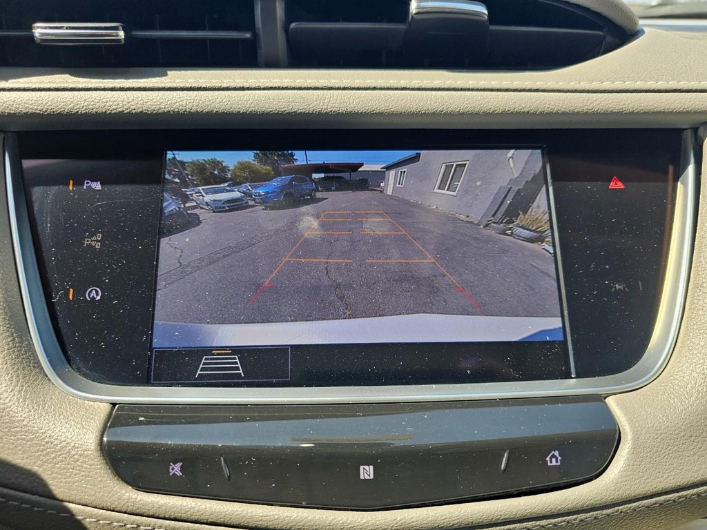 Cadillac XT5 Vehicle Full-screen Gallery Image 24