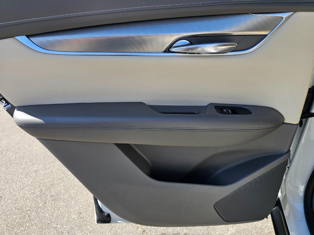 Cadillac XT5 Vehicle Full-screen Gallery Image 25