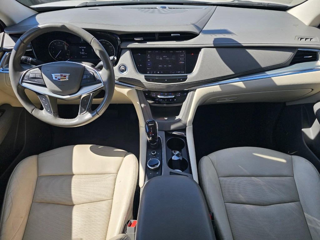 Cadillac XT5 Vehicle Full-screen Gallery Image 27