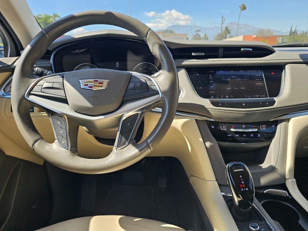Cadillac XT5 Vehicle Full-screen Gallery Image 28