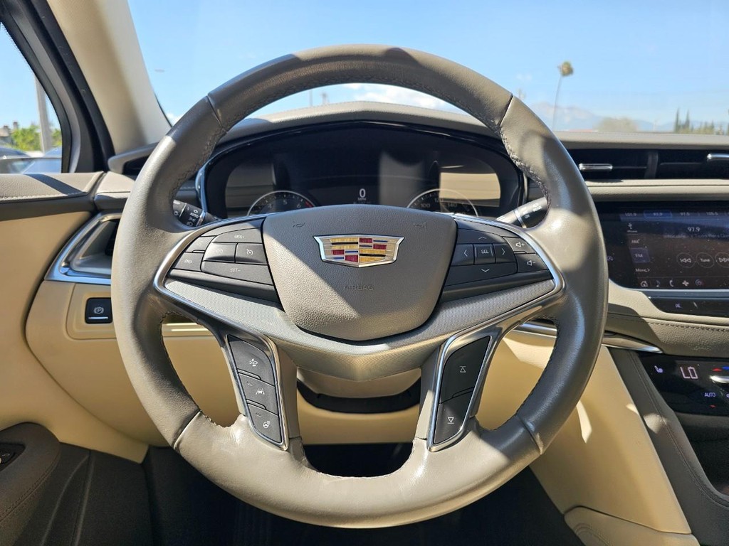 Cadillac XT5 Vehicle Full-screen Gallery Image 29