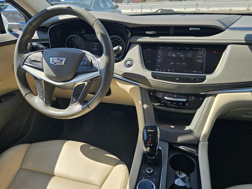 Cadillac XT5 Vehicle Full-screen Gallery Image 30