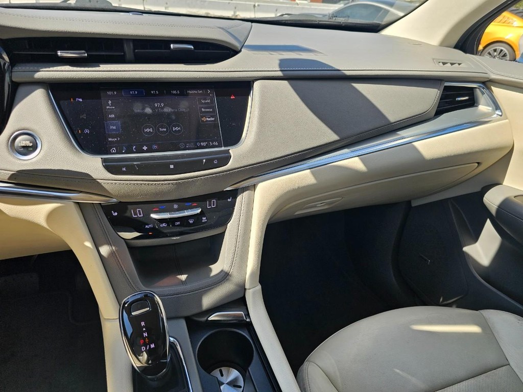 Cadillac XT5 Vehicle Full-screen Gallery Image 31