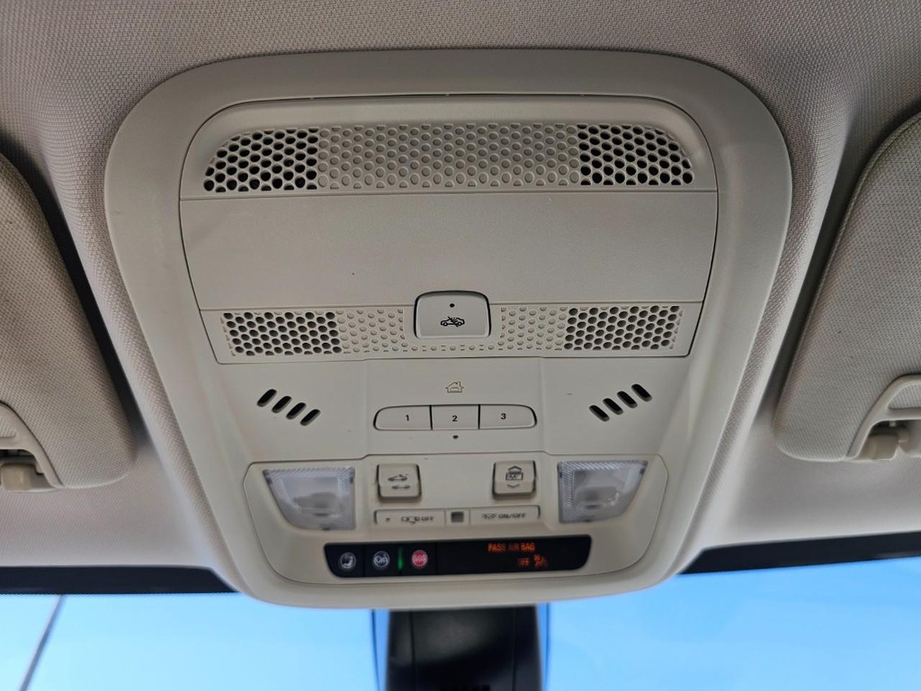 Cadillac XT5 Vehicle Full-screen Gallery Image 32