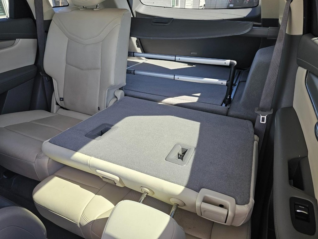 Cadillac XT5 Vehicle Full-screen Gallery Image 35