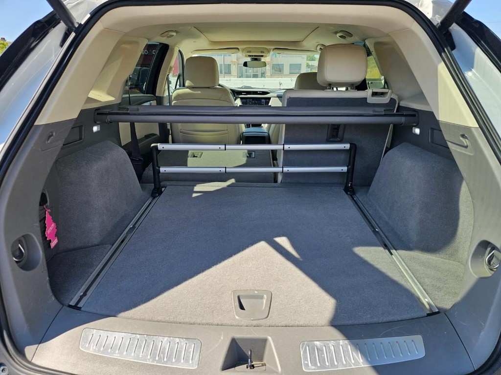 Cadillac XT5 Vehicle Full-screen Gallery Image 36