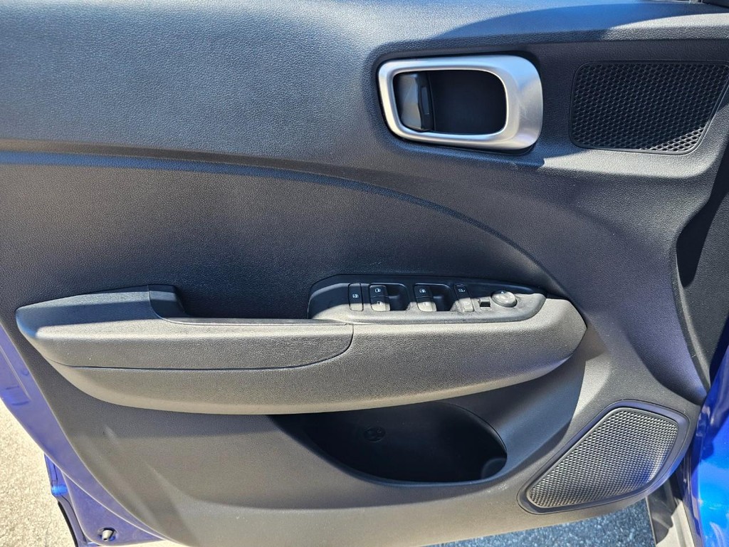 Hyundai Venue Vehicle Full-screen Gallery Image 15