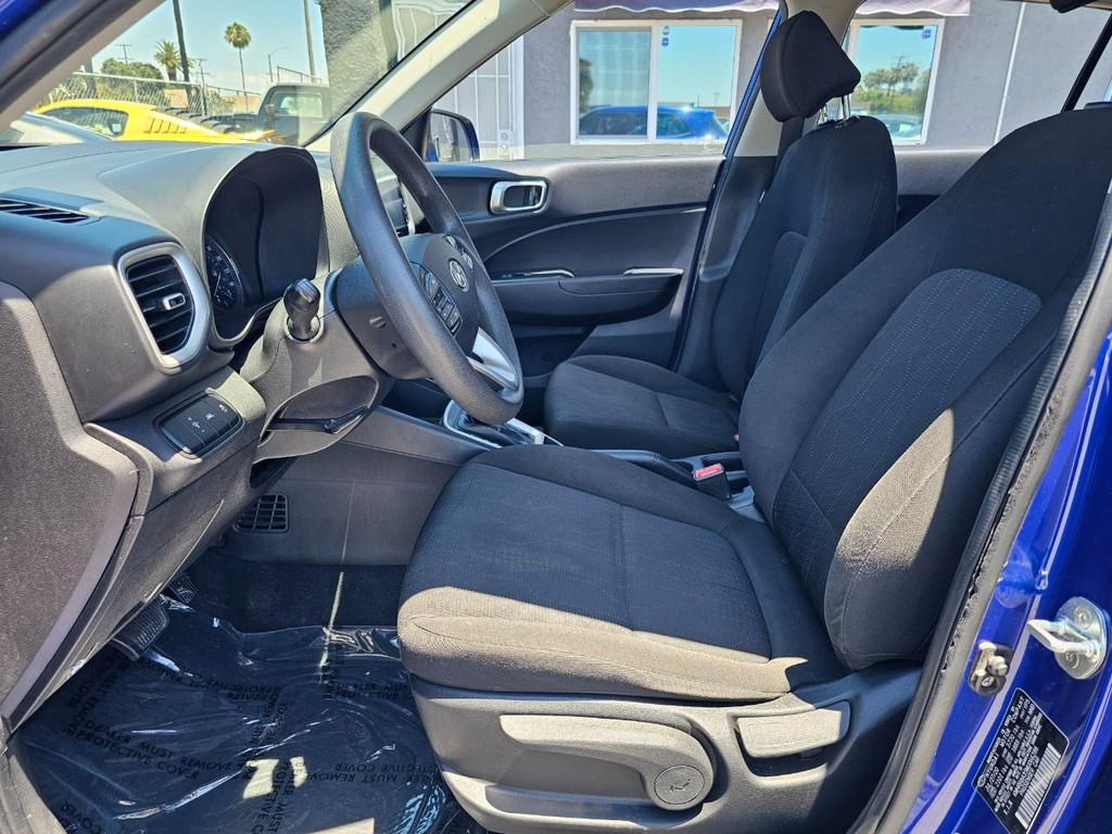 Hyundai Venue Vehicle Full-screen Gallery Image 16