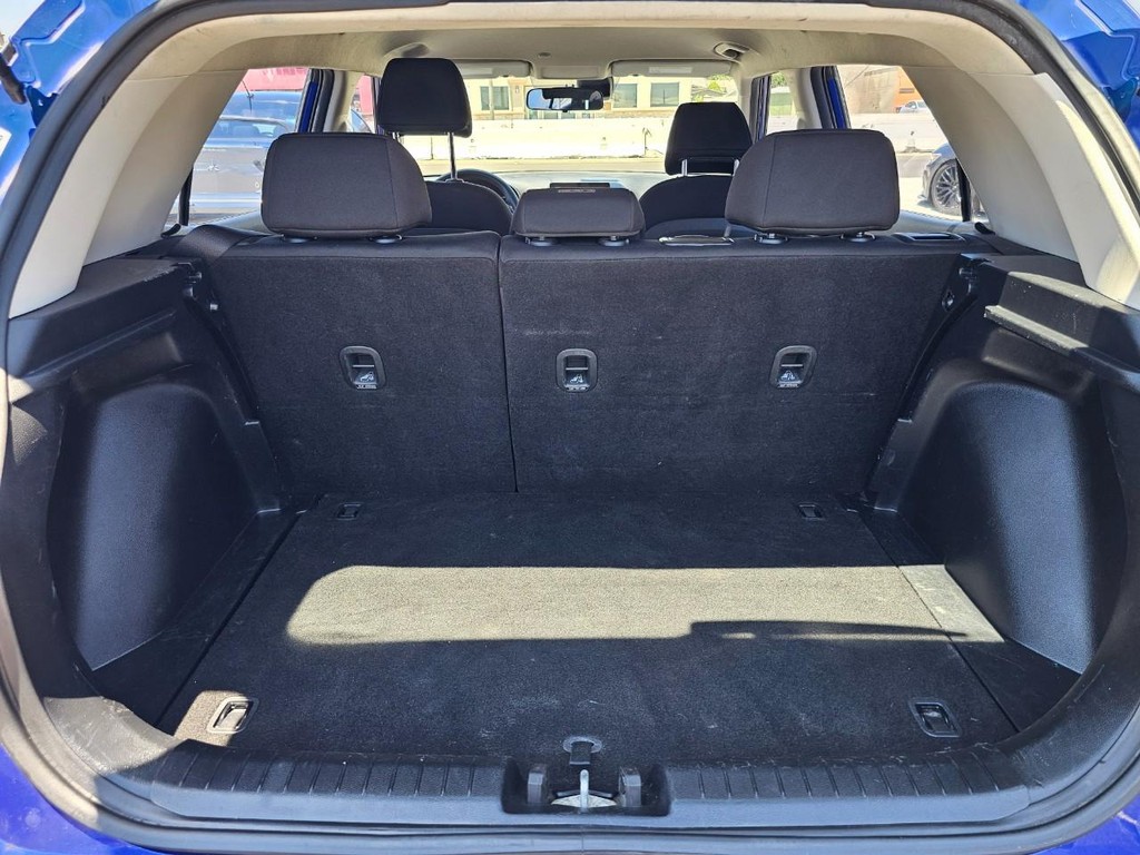 Hyundai Venue Vehicle Full-screen Gallery Image 32