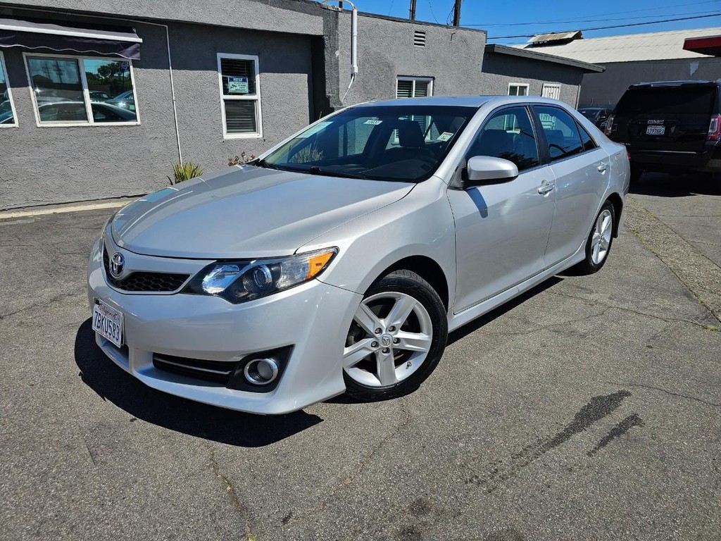 Toyota Camry Vehicle Full-screen Gallery Image 2