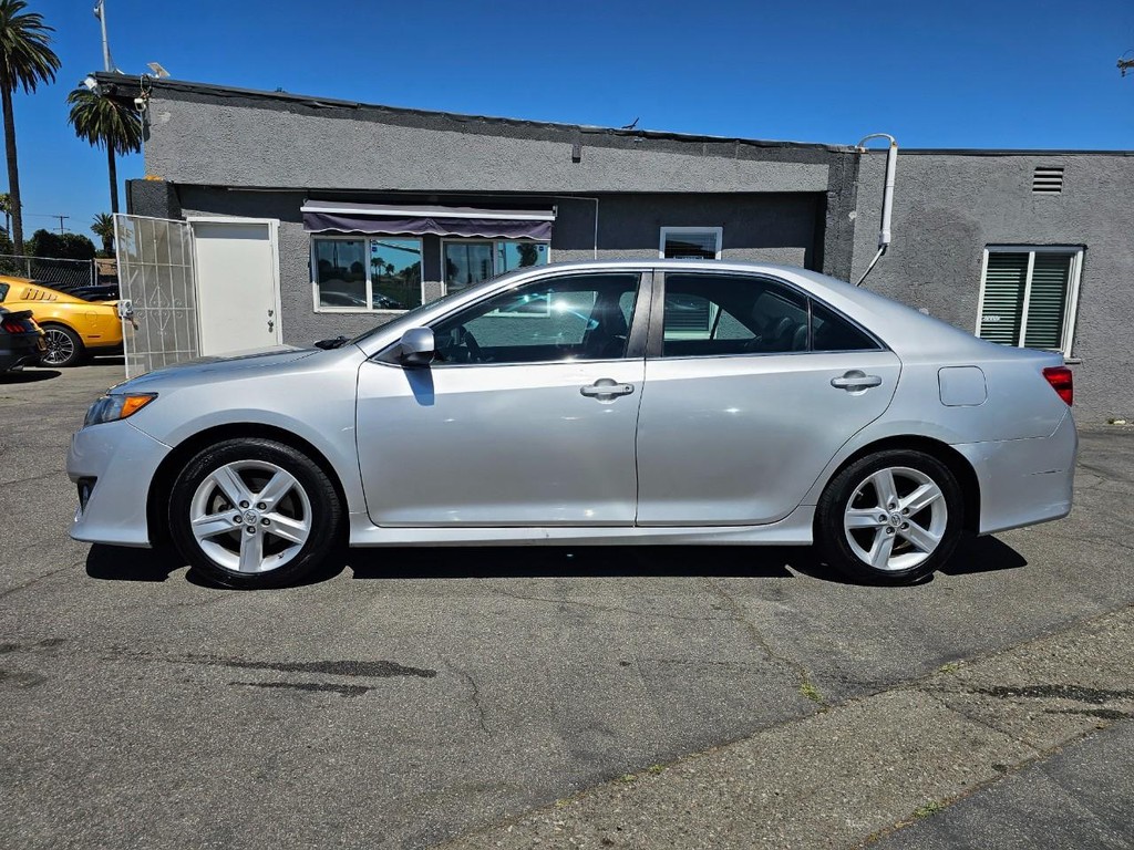 Toyota Camry Vehicle Full-screen Gallery Image 3