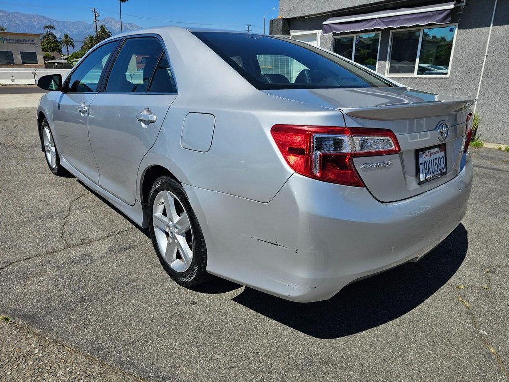 Toyota Camry Vehicle Full-screen Gallery Image 4
