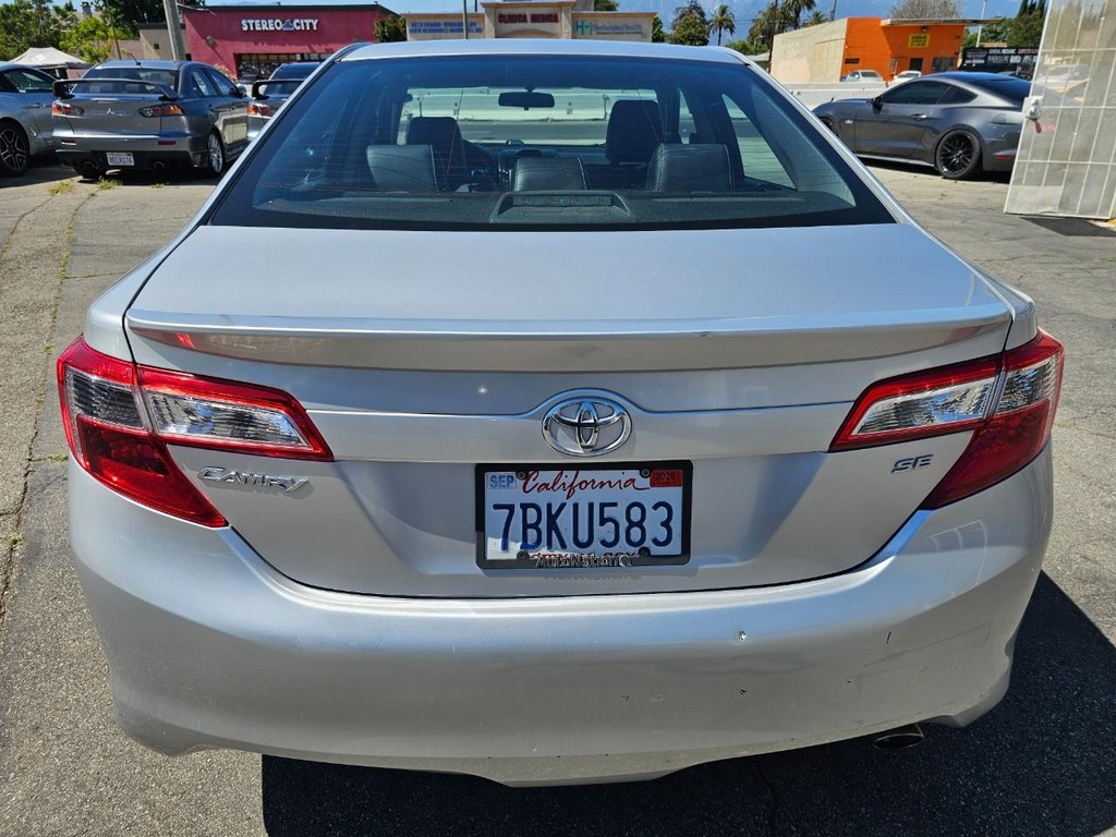 Toyota Camry Vehicle Full-screen Gallery Image 5