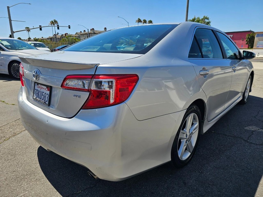 Toyota Camry Vehicle Full-screen Gallery Image 6