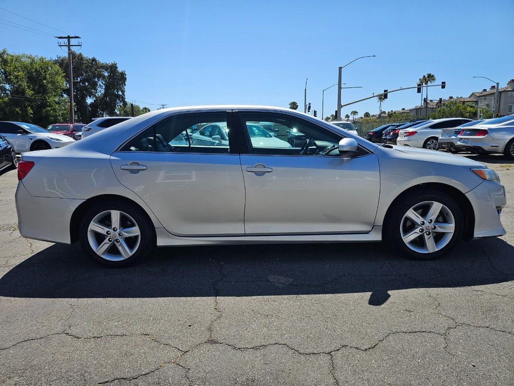 Toyota Camry Vehicle Full-screen Gallery Image 7