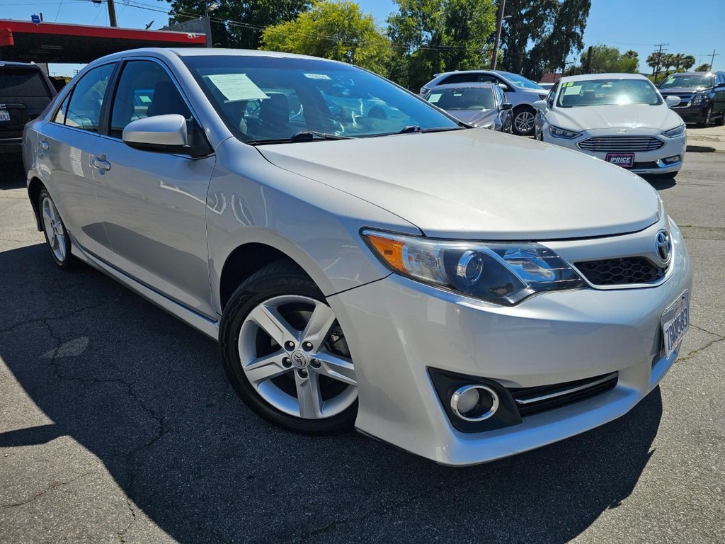 Toyota Camry Vehicle Full-screen Gallery Image 8