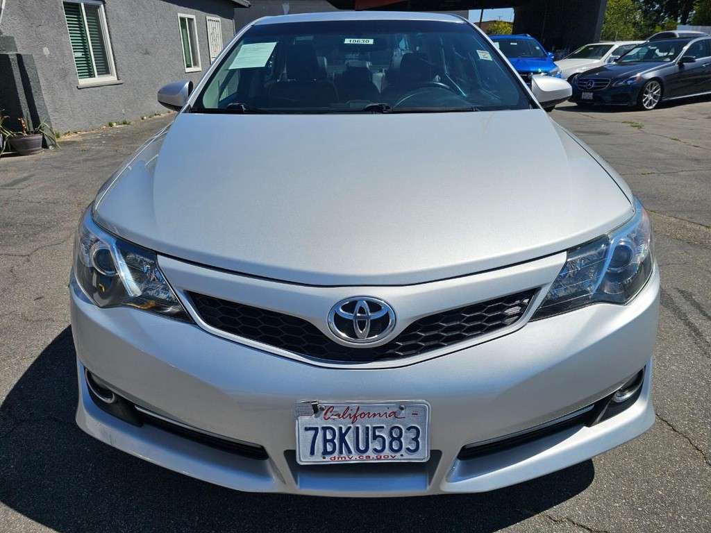 Toyota Camry Vehicle Full-screen Gallery Image 9