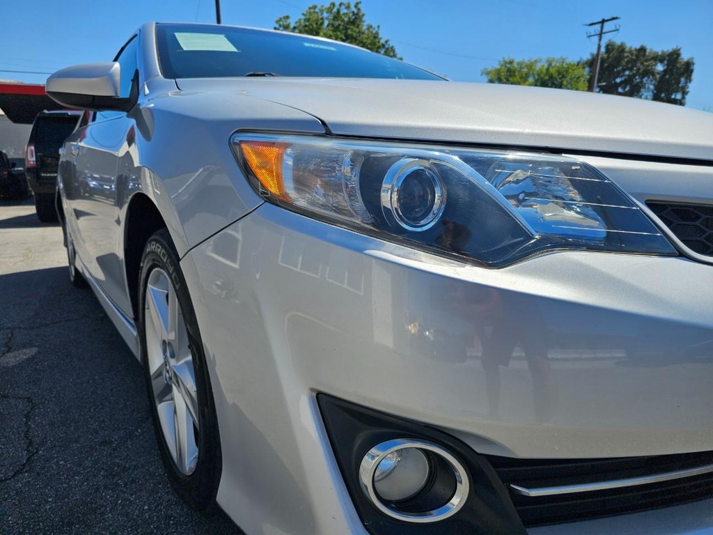 Toyota Camry Vehicle Full-screen Gallery Image 10