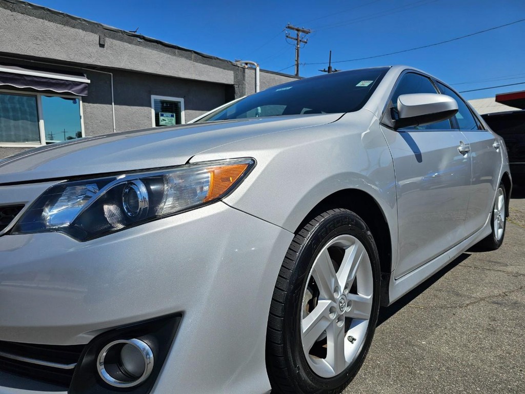 Toyota Camry Vehicle Full-screen Gallery Image 11