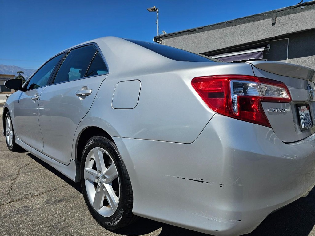 Toyota Camry Vehicle Full-screen Gallery Image 12
