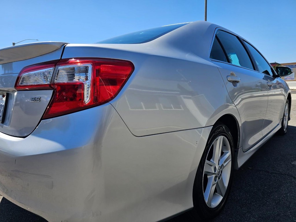 Toyota Camry Vehicle Full-screen Gallery Image 13