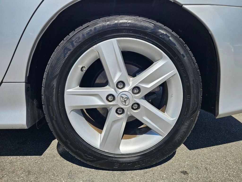 Toyota Camry Vehicle Full-screen Gallery Image 15