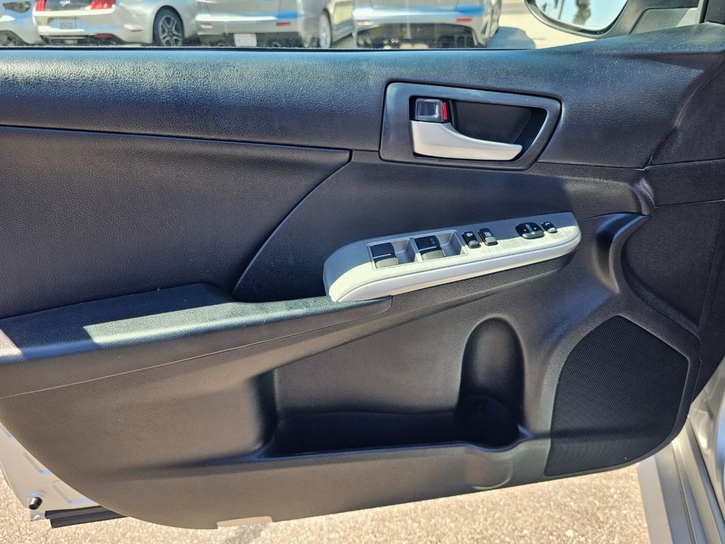 Toyota Camry Vehicle Full-screen Gallery Image 16