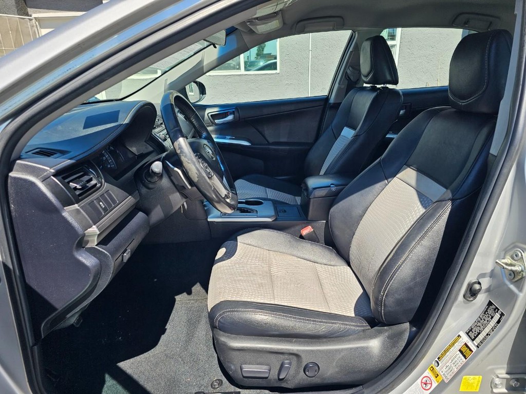 Toyota Camry Vehicle Full-screen Gallery Image 17