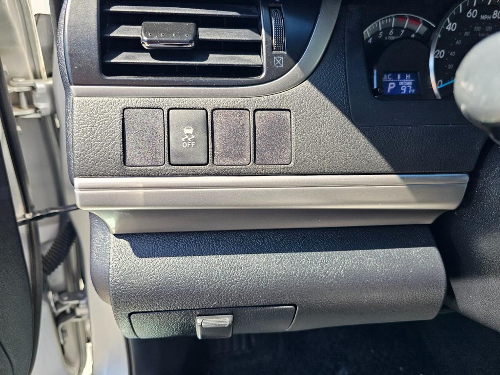 Toyota Camry Vehicle Full-screen Gallery Image 18