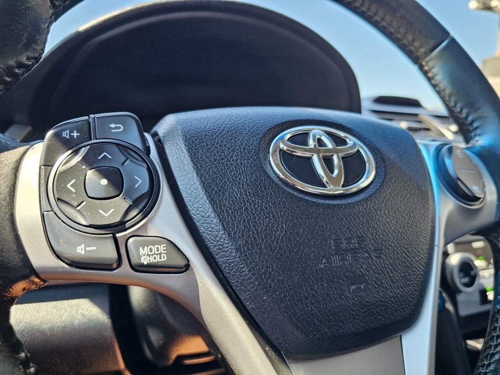 Toyota Camry Vehicle Full-screen Gallery Image 19
