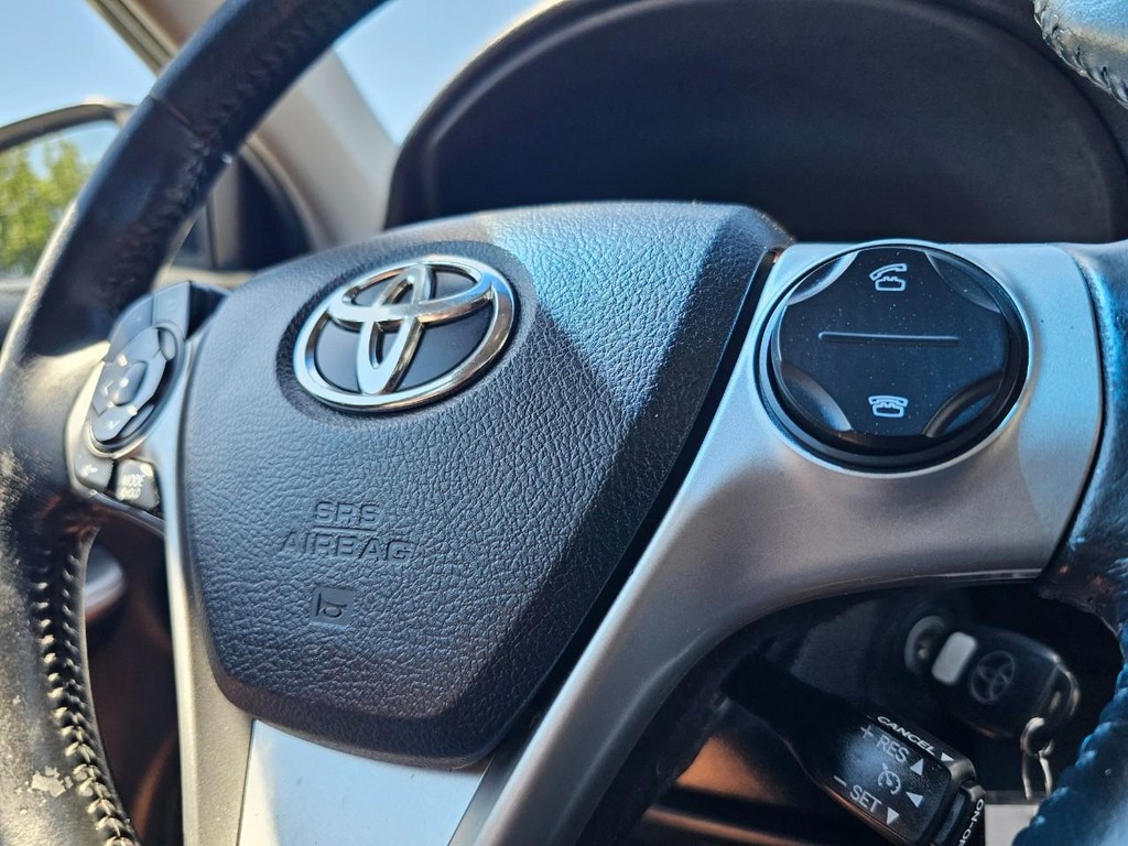 Toyota Camry Vehicle Full-screen Gallery Image 20