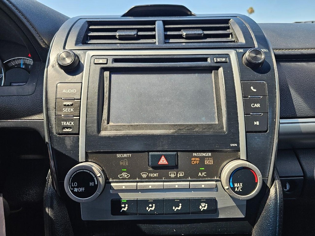 Toyota Camry Vehicle Full-screen Gallery Image 22