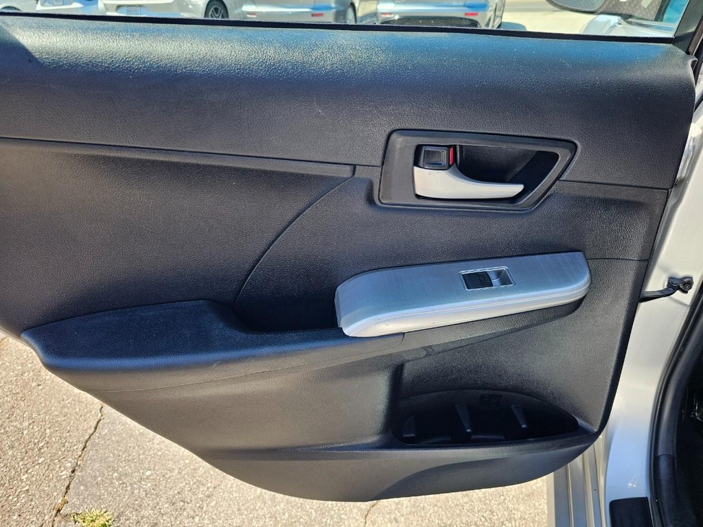 Toyota Camry Vehicle Full-screen Gallery Image 23