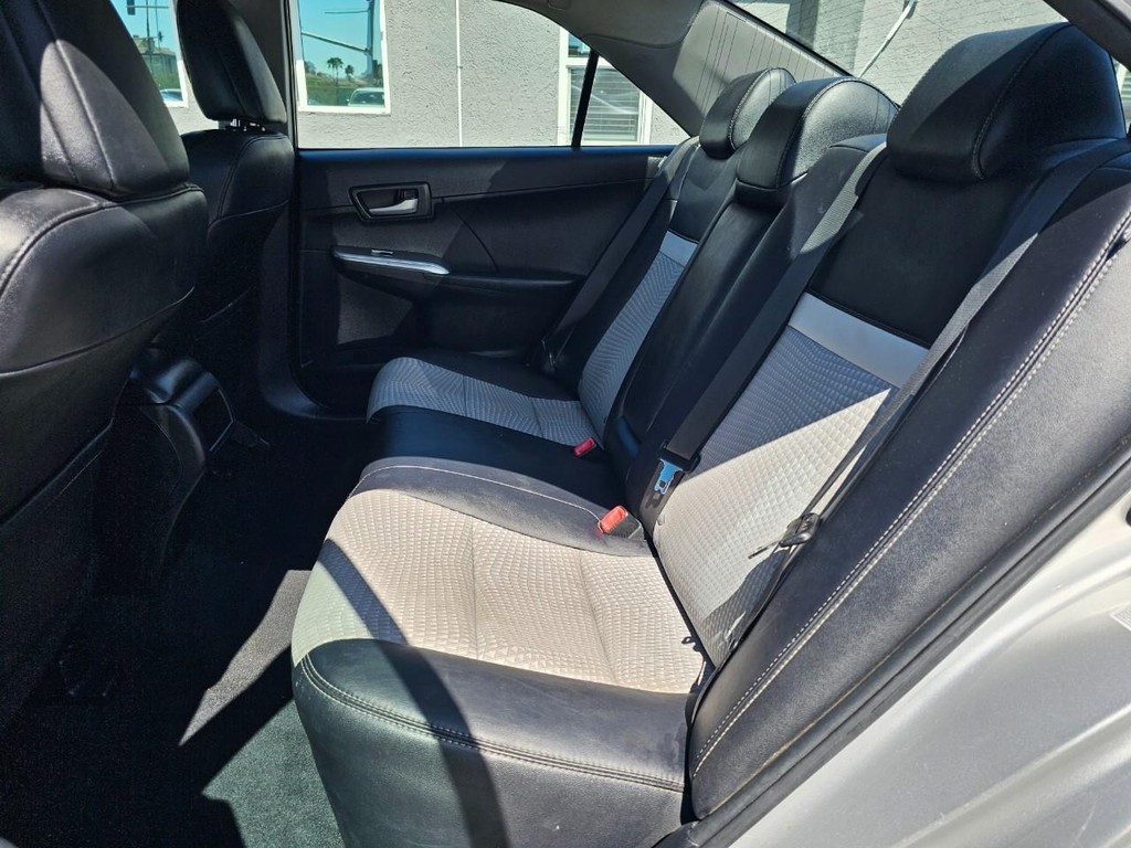 Toyota Camry Vehicle Full-screen Gallery Image 24